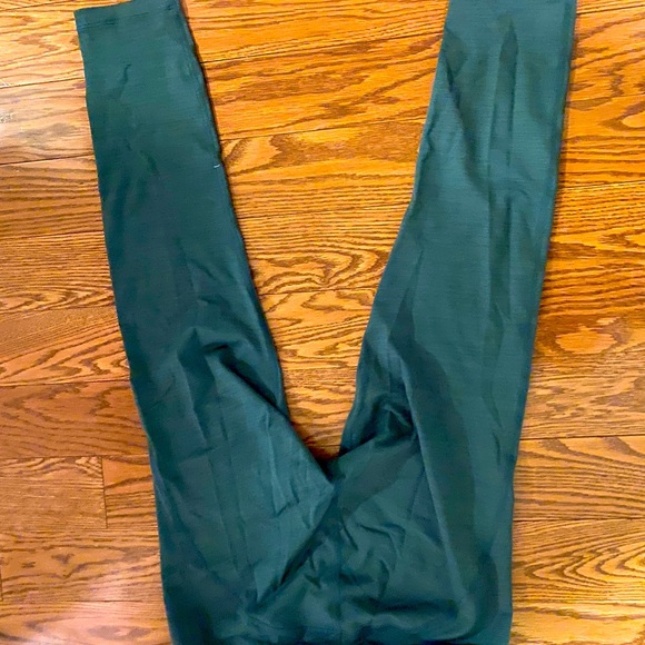 Green outdoor voices 3/4 length leggings - Picture 3 of 3
